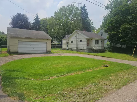 1081 W Parkwood Ave, Flint, MI 48507
