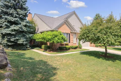 1114 Rock Valley Dr, Rochester, MI 48307