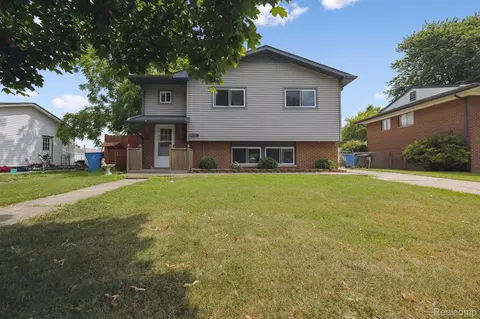30011 Young Dr, Rockwood, MI 48173