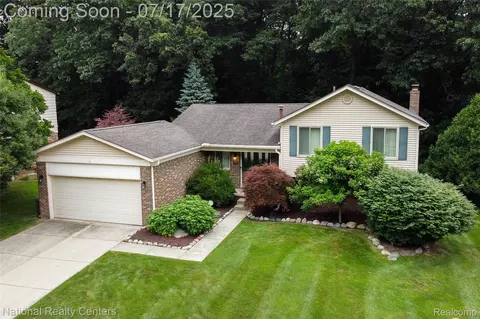 625 Ten Point Dr, Rochester Hills, MI 48309