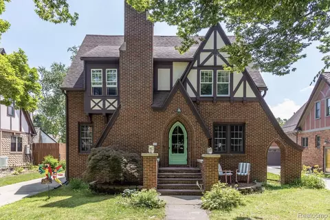 425 Everett Dr, Lansing, MI 48915