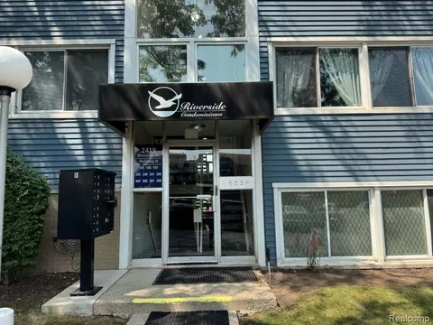 2419 Riverside Dr #208B, Trenton, MI 48183