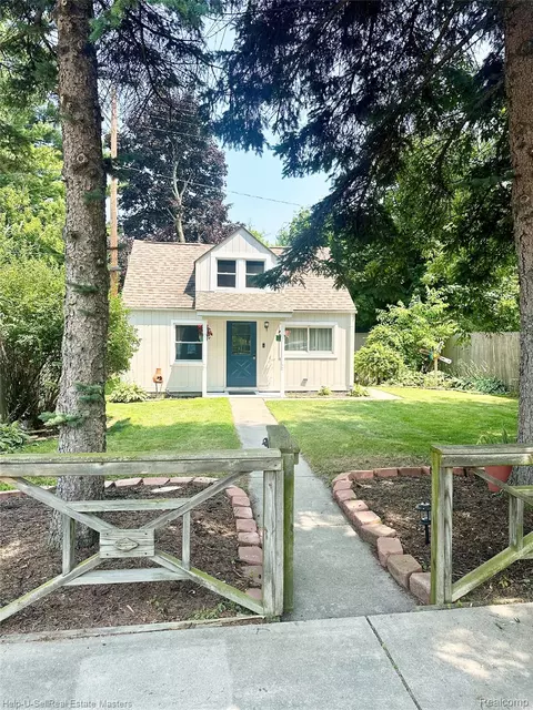 2728 18th Ave, Port Huron, MI 48060