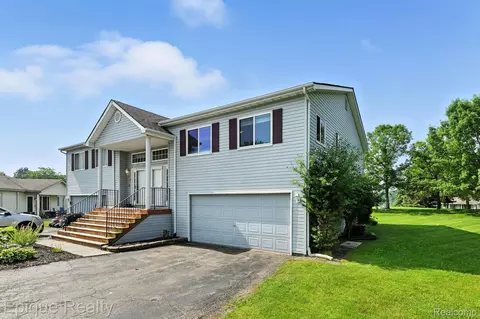 1133 Lakeview Cir, Grand Blanc, MI 48439
