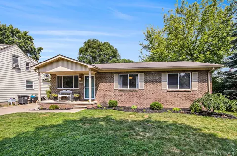8702 Fremont St, Westland, MI 48185