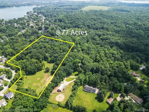000 W Pointe Dr, Waterford, MI 48329