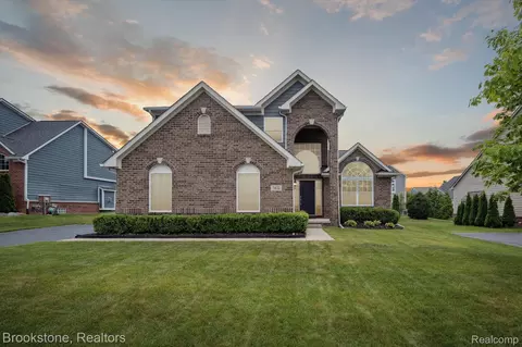 7422 S Village Dr, Independence, MI 48346