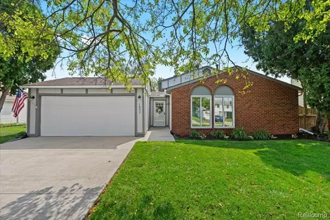 1632 Windingway Dr, Wixom, MI 48393