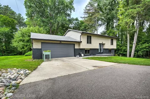 3956 S Sashabaw Rd, Brandon, MI 48348