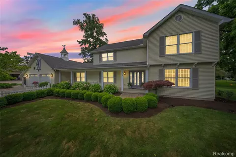 8919 Sarah Ln, Grosse Ile, MI 48138