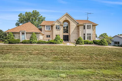 5215 Sunlyn Dr, Grand Blanc, MI 48439