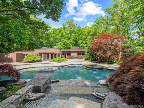 5130 Deep Wood Rd, Bloomfield Hills, MI 48302