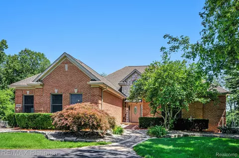 4090 Rolling Acres Dr, Hartland, MI 48353