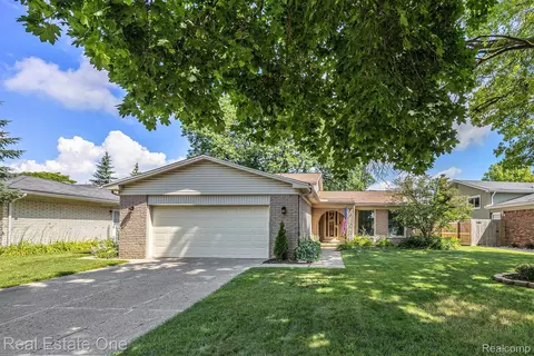 3307 Du Pon Dr, Sterling Heights, MI 48310