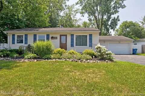 705 Richard St, Holly, MI 48442