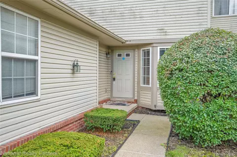 1236 University Dr, Pontiac, MI 48342