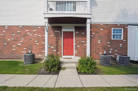 1004 Riversedge Dr, Saline, MI 48176