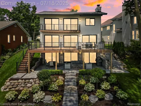 4555 Motorway Dr, Waterford, MI 48328