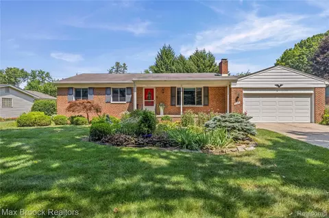 293 Scottsdale Dr, Troy, MI 48084