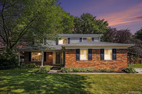 5049 Surrey Dr, Sterling Heights, MI 48310