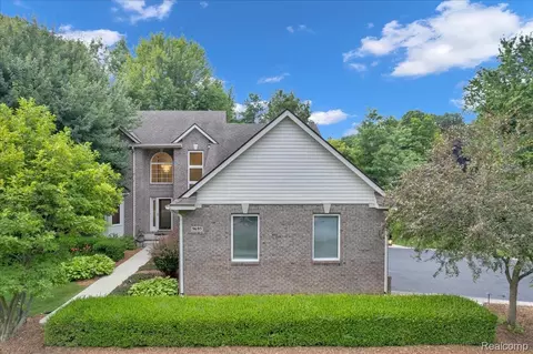 9695 Forest Ridge Dr, Springfield, MI 48348