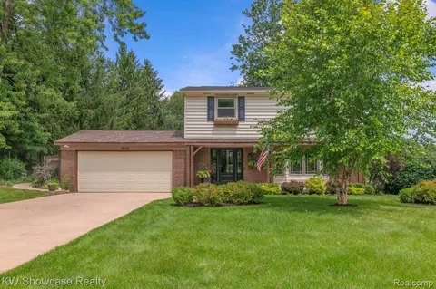 1609 Juno Dr, Highland, MI 48356