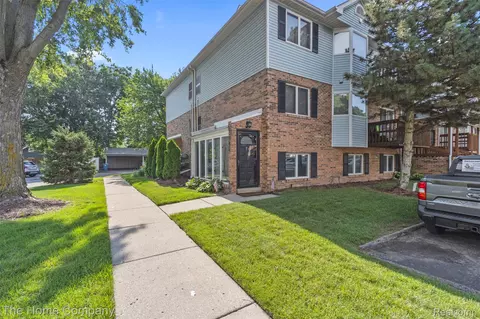 194 Pinewood Dr, Plymouth, MI 48170
