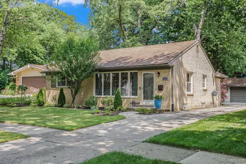 2105 Derby Rd, Troy, MI 48084