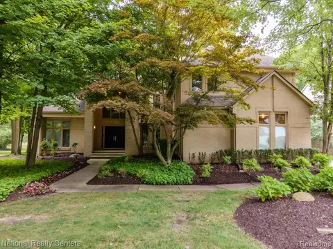 6783 Burtonwood Dr, West Bloomfield, MI 48322