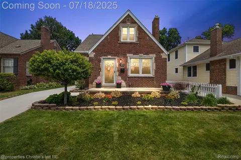 1816 Roslyn Rd, Grosse Pointe Woods, MI 48236