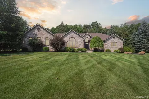 13188 Harborview Dr, Fenton, MI 48451