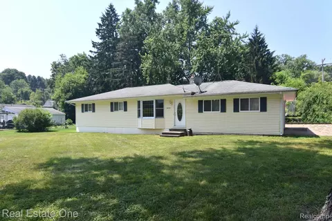 3595 Wilkie St, Waterford, MI 48329