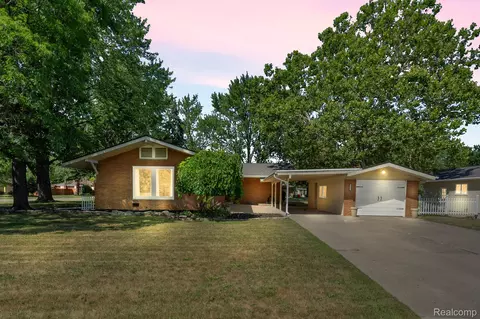 19321 Dixie Dr, Clinton Township, MI 48035