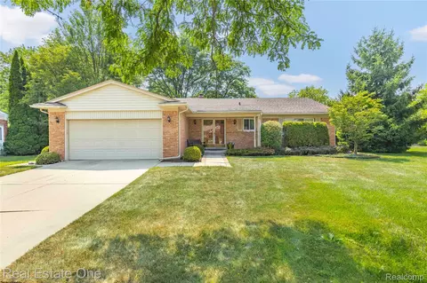 5487 Boros Dr, Troy, MI 48085