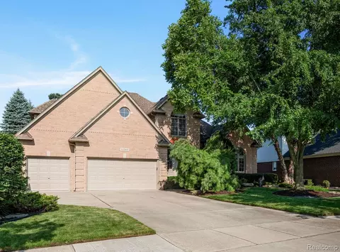 52260 Watkins Glen Dr, Macomb, MI 48042