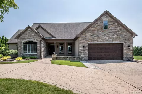 11473 Bay Shore Dr, Fenton, MI 48430