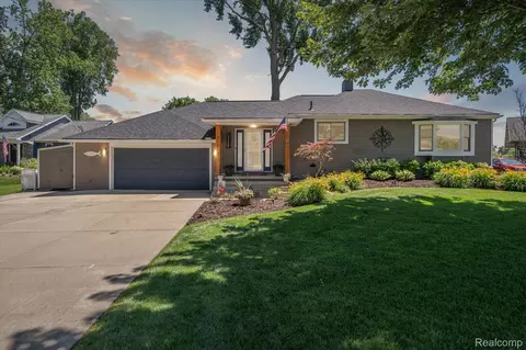319 Angola St, Wolverine Lake, MI 48390