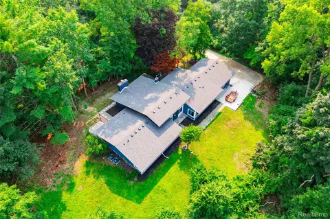 5815 Bloomfield Glens Rd, West Bloomfield, MI 48322