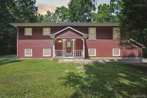 5849 Whispering Oaks Dr, Howell, MI 48855