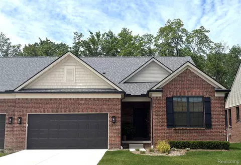 55746 Oak Pointe Dr, Shelby Township, MI 48315