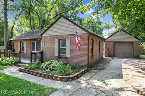 6451 Barker Dr, Waterford, MI 48329