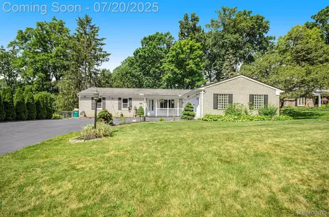 3172 Branch Ct, Wixom, MI 48393