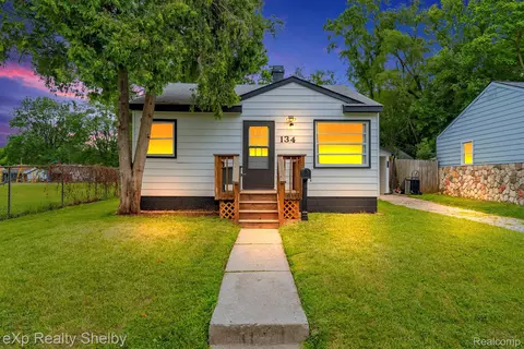 134 W Fairmount Ave, Pontiac, MI 48340