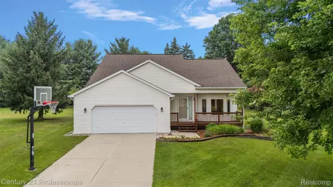 1321 Clear Lake Ct, Oxford, MI 48371