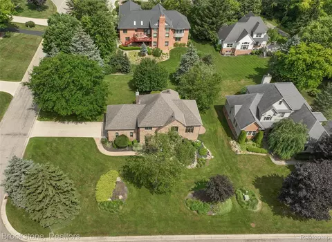6871 Berry Pointe Dr, Independence, MI 48348