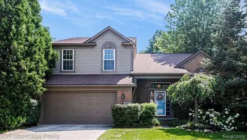 844 Wood Run Ct, South Lyon, MI 48178