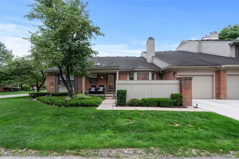 7208 Green Farm Rd #154, West Bloomfield, MI 48322