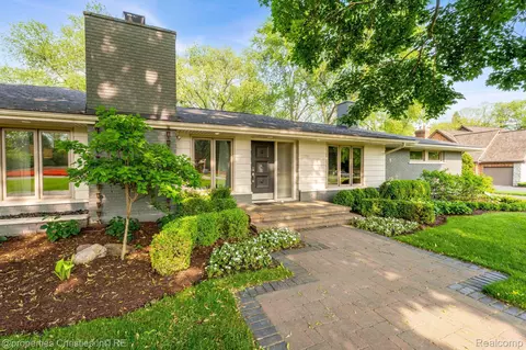 3365 Bloomcrest Dr, Bloomfield Hills, MI 48304