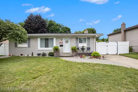 12442 N York Dr, Sterling Heights, MI 48313
