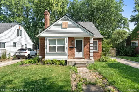 10810 Hart Ave, Huntington Woods, MI 48070
